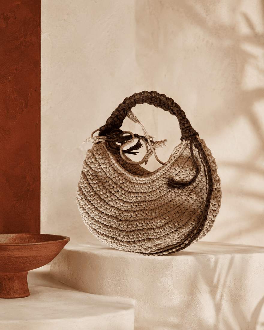 Bolsa Luna · pieza beige con tazón de cerámica y hoja de palmera · TUÁ